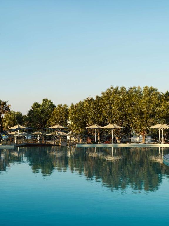 Lindian Village Beach Resort Rhodes, Curio Collection by Hilton baseins ar saulessargiem