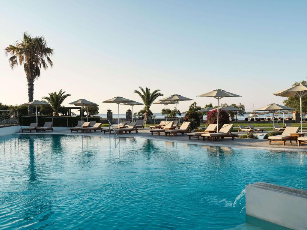 Lindian Village Beach Resort Rhodes, Curio Collection by Hilton baseina zona ar sauļošanās krēsliem