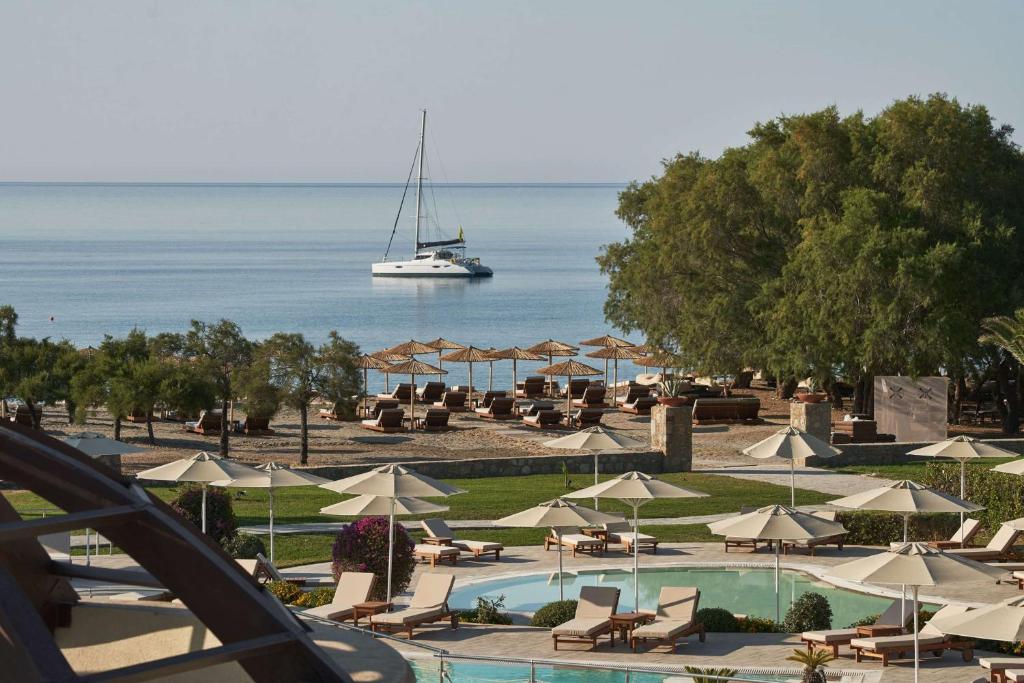 Skats uz Lindian Village Beach Resort Rhodes, Curio Collection by Hilton un jūru