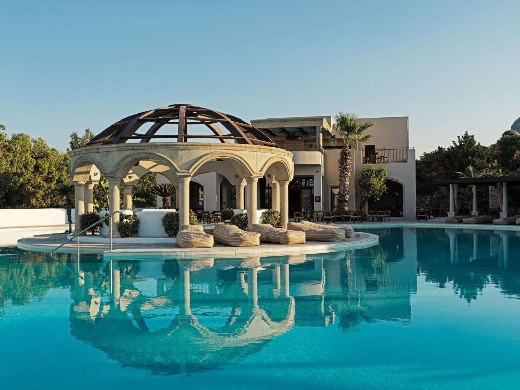 Lindian Village Beach Resort Rhodes, Curio Collection by Hilton baseina paviljons piekrastē
