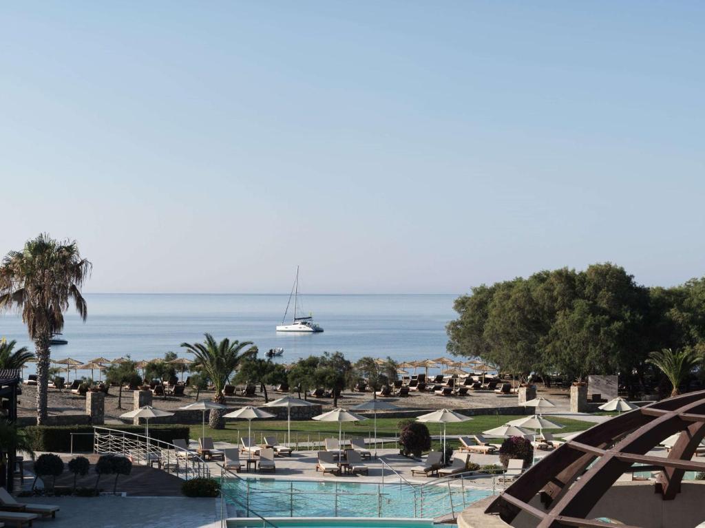 Lindian Village Beach Resort Rhodes, Curio Collection by Hilton skats uz piekrasti ar baseinu