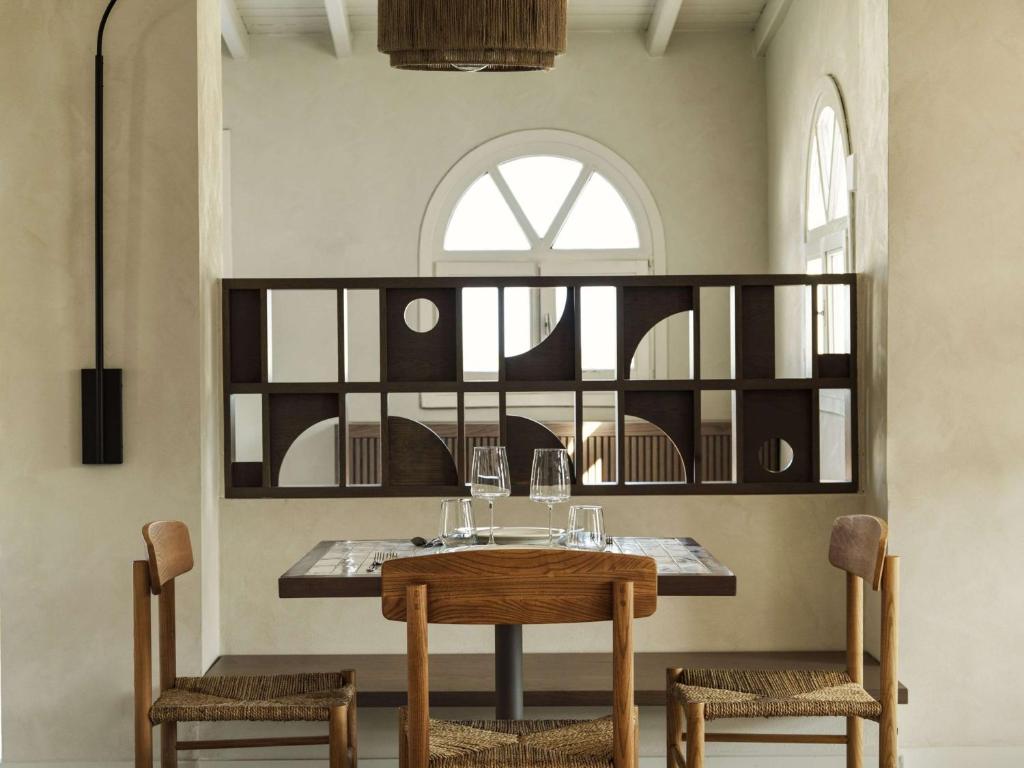 Mūsdienīgs ēdamgalds Lindian Village Beach Resort Rhodes, Curio Collection by Hilton