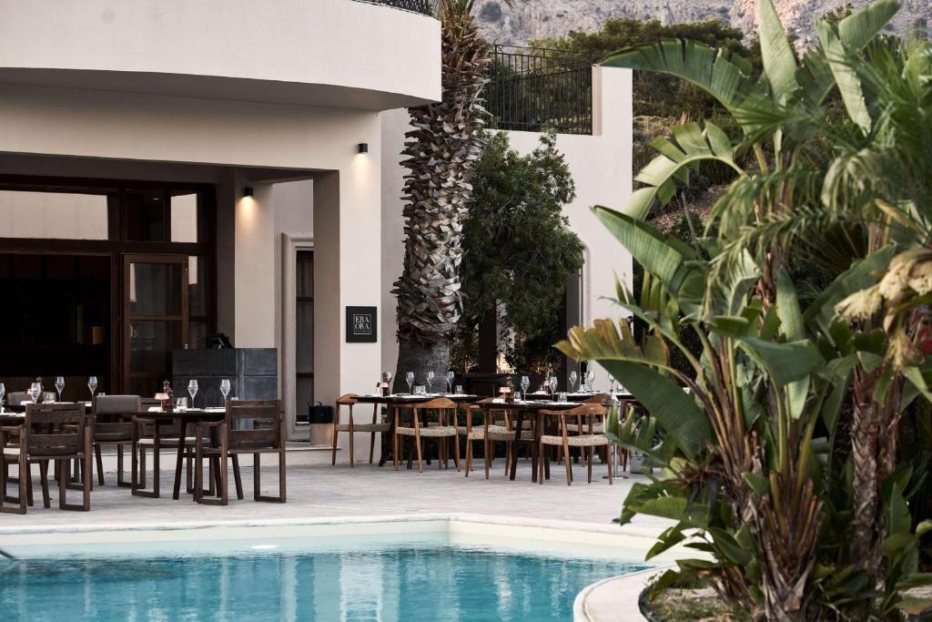 Restorāns ar terasi pie baseina Lindian Village Beach Resort Rhodes, Curio Collection by Hilton