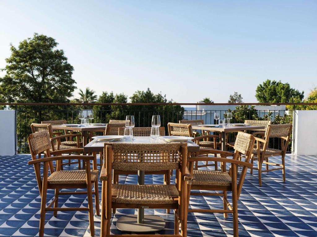 Mūsdienīgs terases restorāns Lindian Village Beach Resort Rhodes, Curio Collection by Hilton