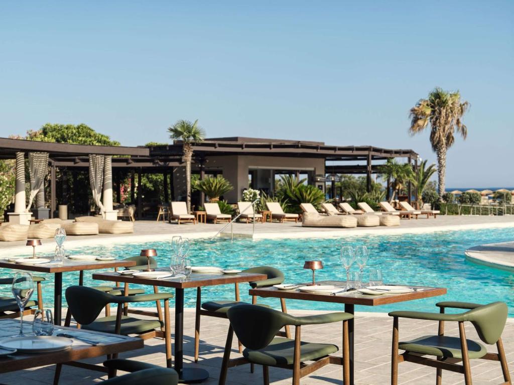 Lindian Village Beach Resort Rhodes, Curio Collection by Hilton pie baseina ar restorānu