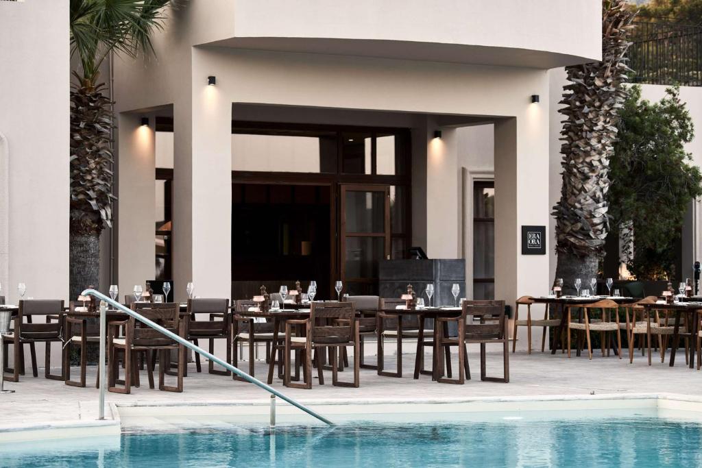 Lindian Village Beach Resort Rhodes, Curio Collection by Hilton restorāns pie baseina
