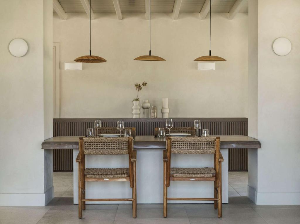 Mūsdienīgs ēdamgalds ar vaļējām koka krēslām Lindian Village Beach Resort Rhodes, Curio Collection by Hilton