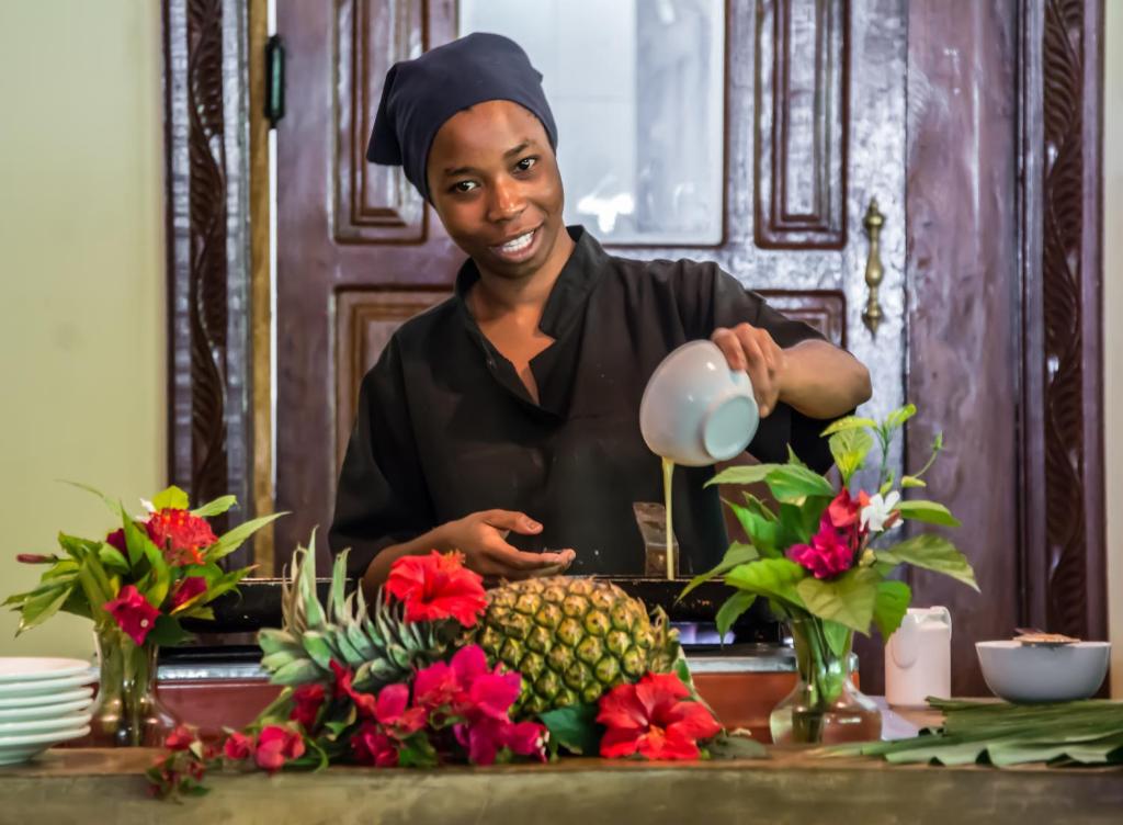 Viesmīle Spice Island Hotel & Resort ar eksotiskiem augļiem.