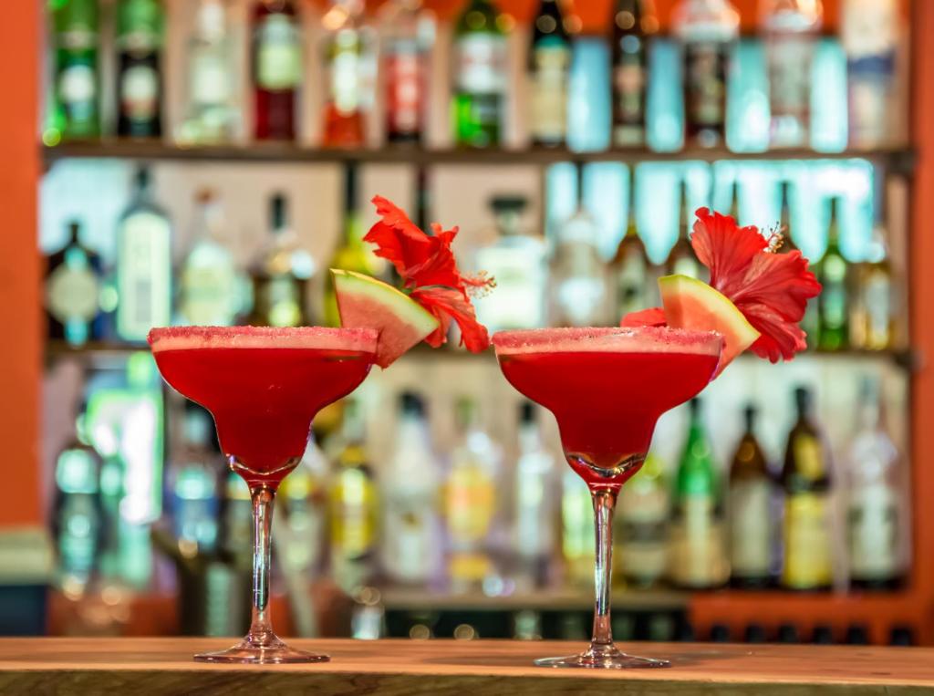 Divi sarkani kokteiļi Spice Island Hotel & Resort bārā.