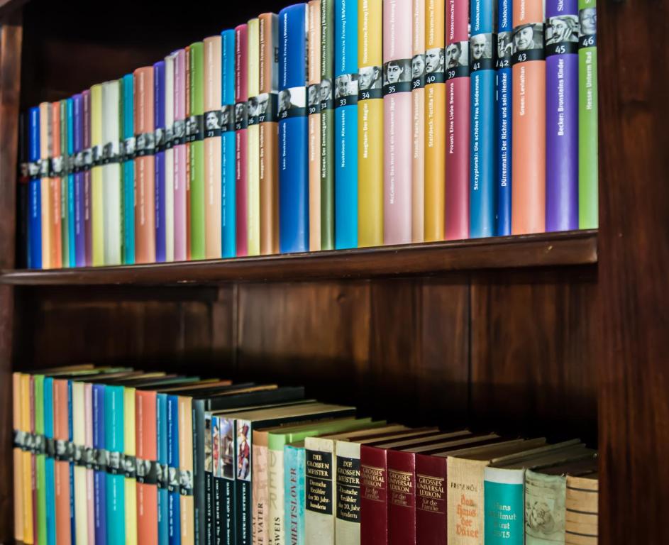 Krāsainu grāmatu plaukts Spice Island Hotel & Resort.