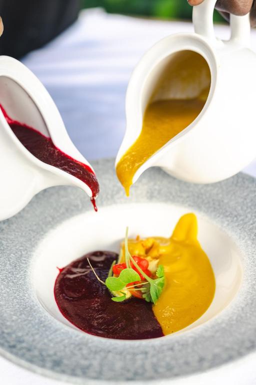 Zanzibar Queen restorāna elegants ēdiens ar divām dažādu krāsu mērcēm.