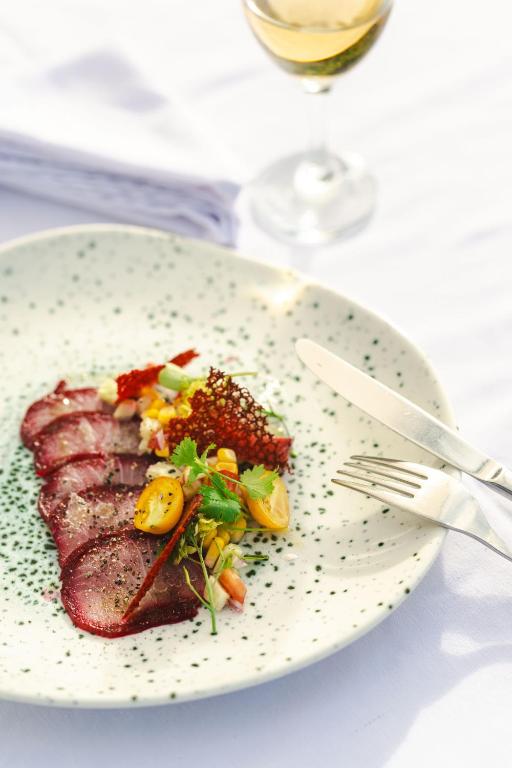 Zanzibar Queen restorānā izsmalcināts ēdiens baltā šķīvī.