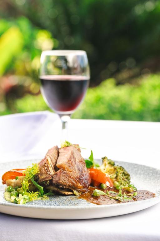 Gurme ēdiens un vīns Zanzibar Queen viesnīcā.