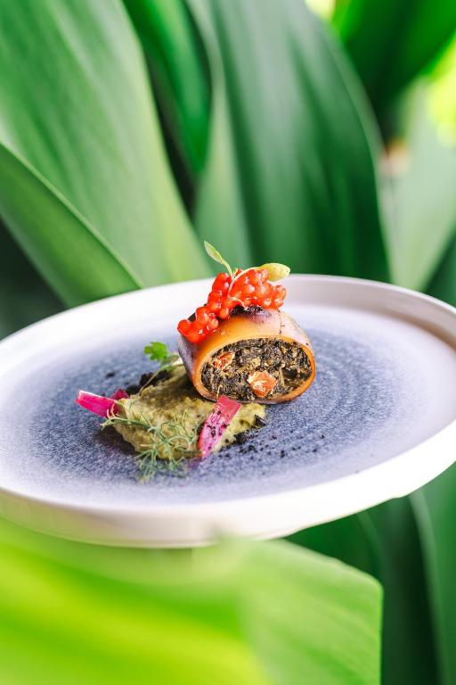 Zanzibar Queen gardēžu ēdiens uz eleganta šķīvja.