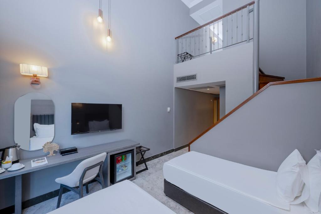 Moderns numurs ar televizoru un ērtu galdu, Adora Hotel & Resort