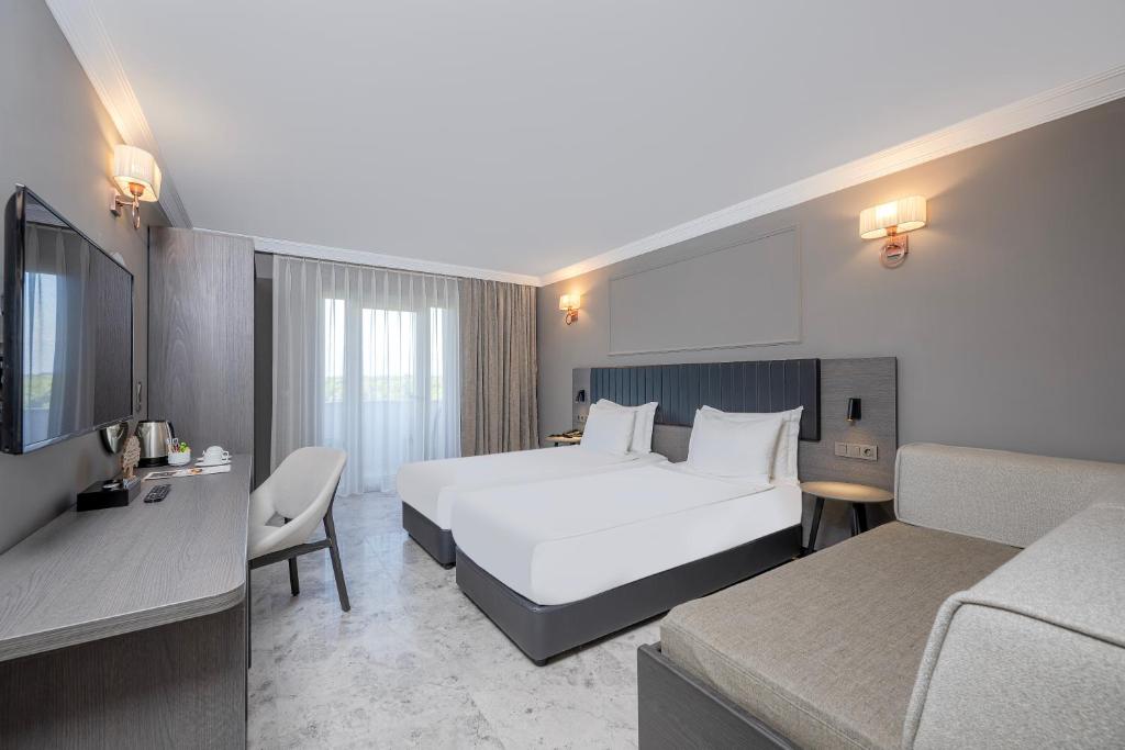 Mūsdienīgs divvietīgs numurs Adora Hotel & Resort ar skatu uz dabu.