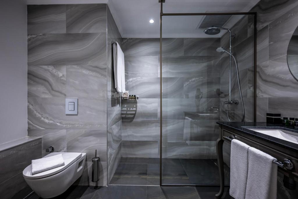 Mūsdienīgs vannas istabas interjers ar dušu Adora Hotel & Resort