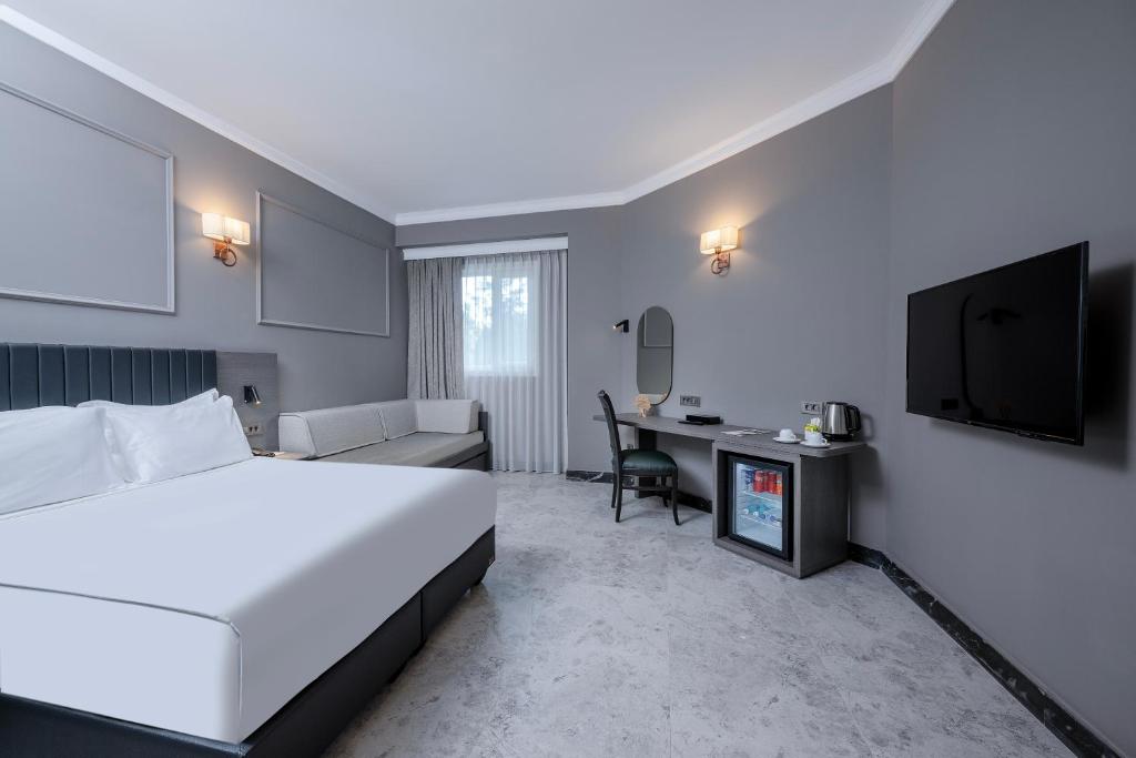 Moderns numurs Adora Hotel & Resort ar ērtu gultu un dīvānu