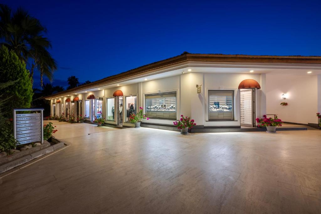 Adora Hotel & Resort ieeja ar ziedu podiem un apgaismojumu vakarā.