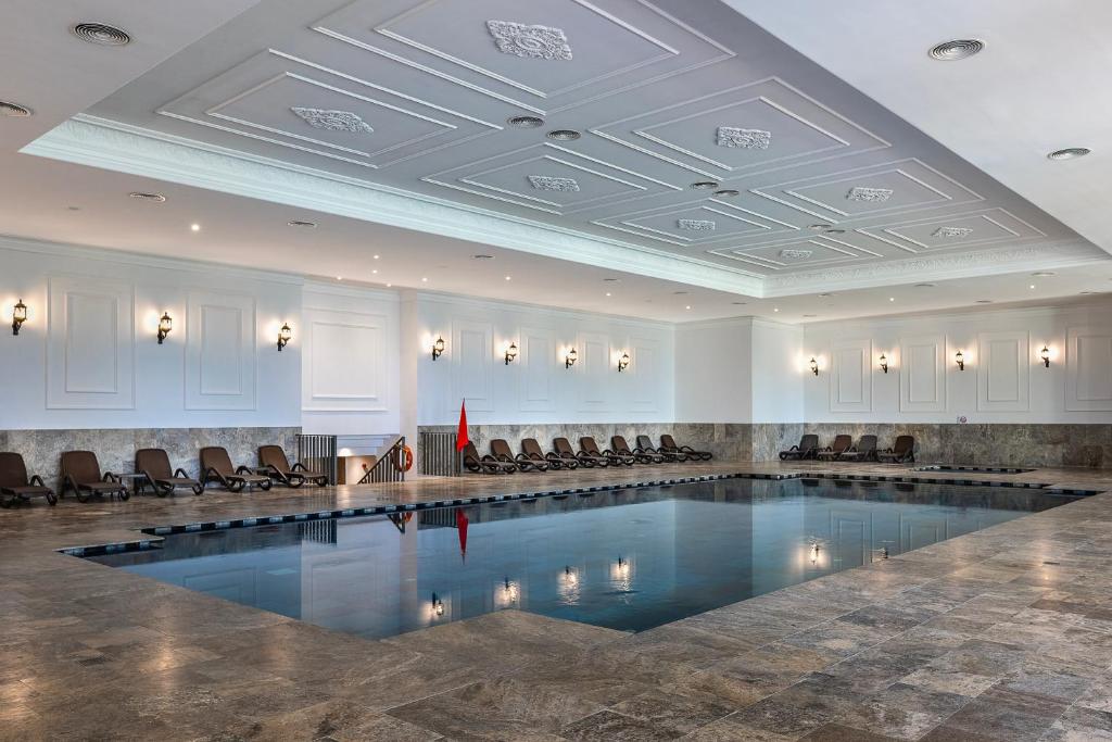 Iekštelpu baseins ar sauļošanās krēsliem Adora Hotel & Resort