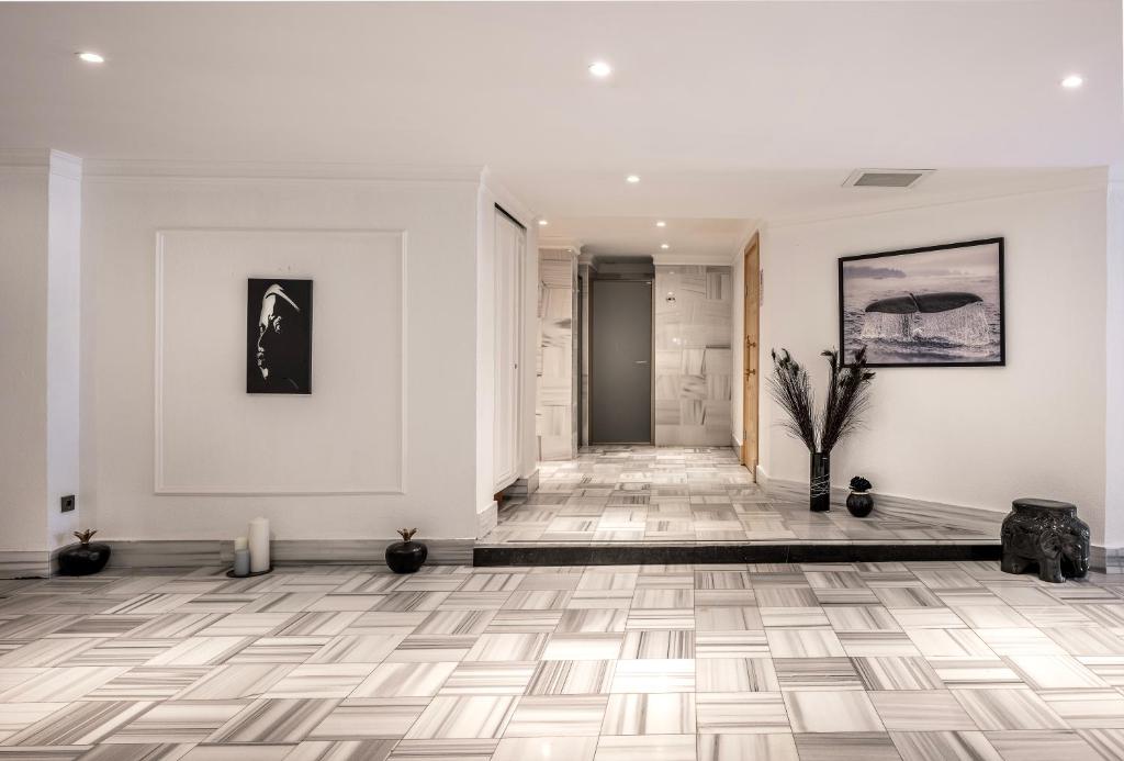 Elegants interjers pie Adora Hotel & Resort ar mūsdienīgu flīžu grīdu.