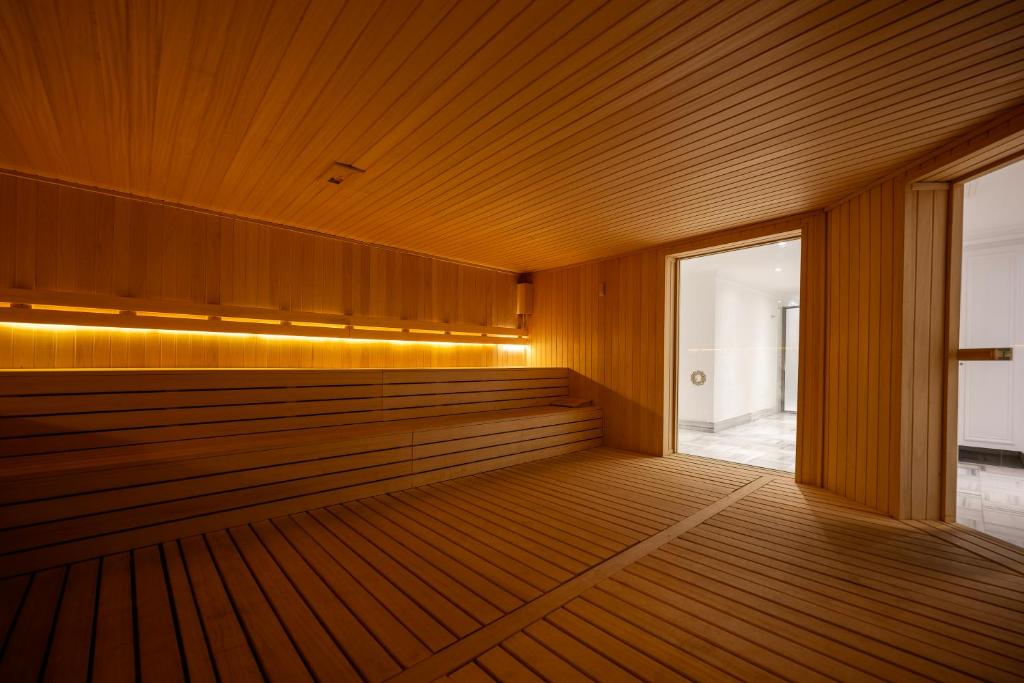 Sauna ar koka apdari un maigu apgaismojumu Adora Hotel & Resort