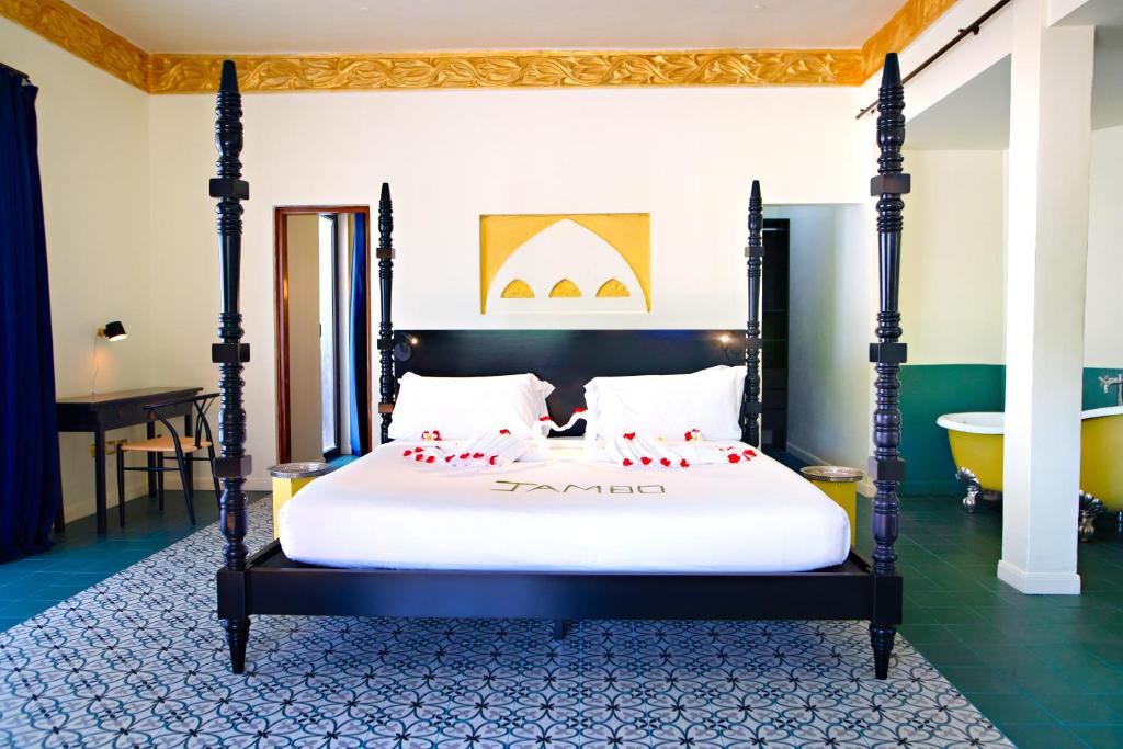 Elegants numurs Gold Zanzibar Beach House & Spa ar četrstabu gultu