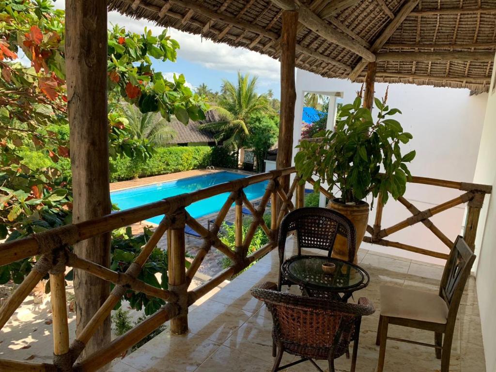 Isla Bonita Zanzibar Beach Resort terase ar skatu uz baseinu