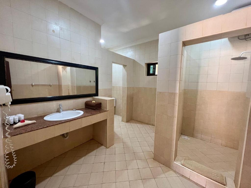 Mahali Zanzibar vannas istaba ar dušu un izlietni