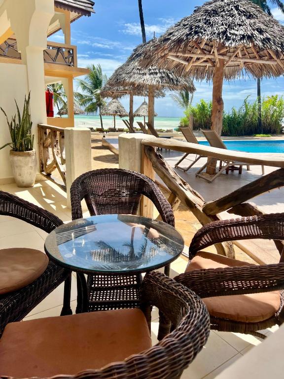 Āra terase ar skatu uz baseinu Mahali Zanzibar.