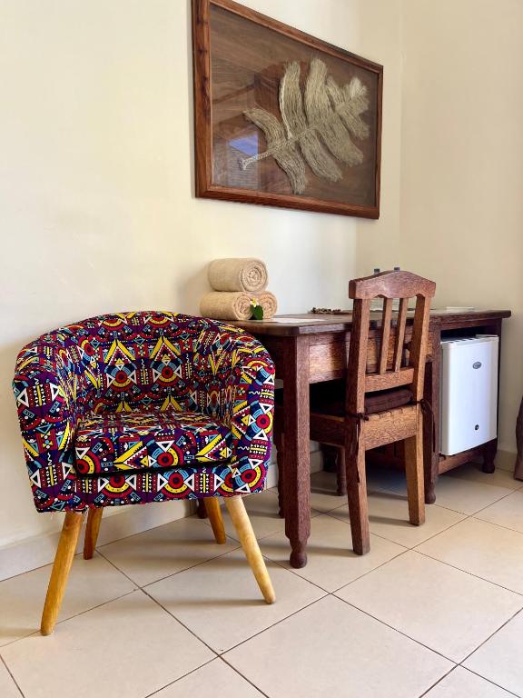 Krāsains krēsls un rakstāmgalds numurā Mahali Zanzibar.