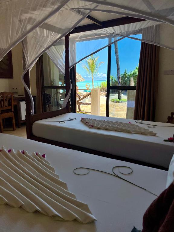 Mahali Zanzibar numurs ar skatu uz okeānu un terasi