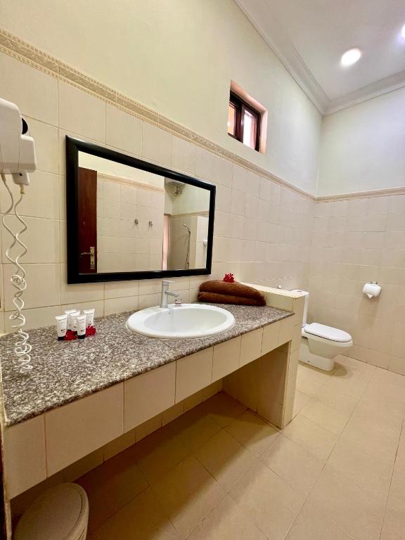 Mahali Zanzibar vannas istaba ar moderniem piederumiem.