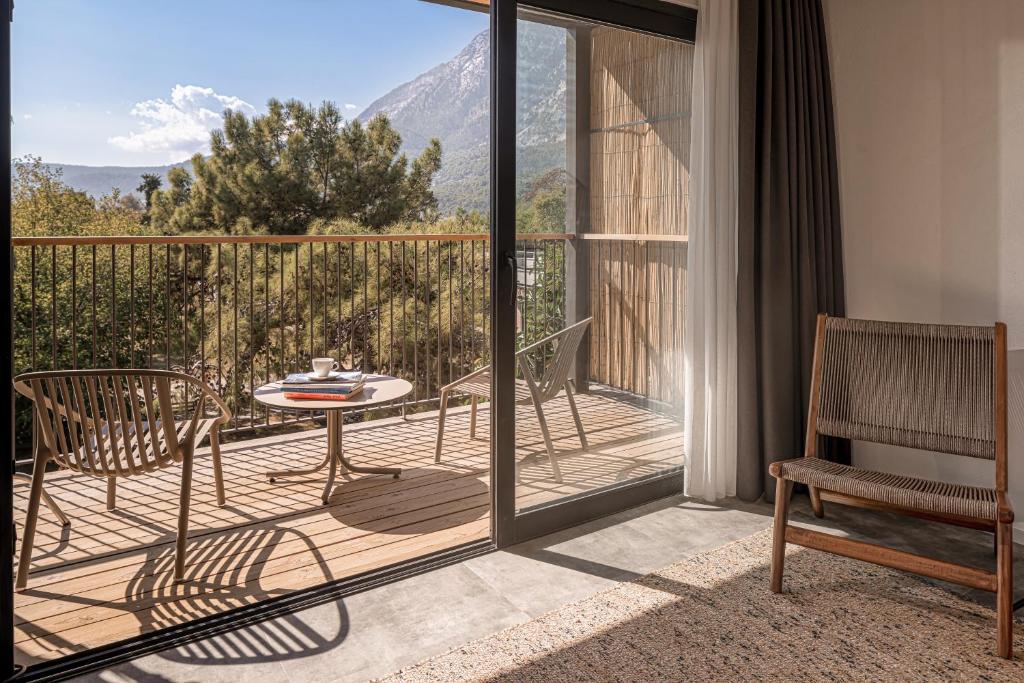 Balmy Beach Resort Kemer numurs ar terasi un skatu uz dabu