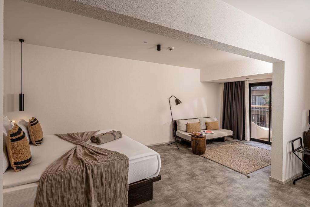 Mūsdienīgs numurs Balmy Beach Resort Kemer ar ērtu gultu un dzīvojamo zonu.