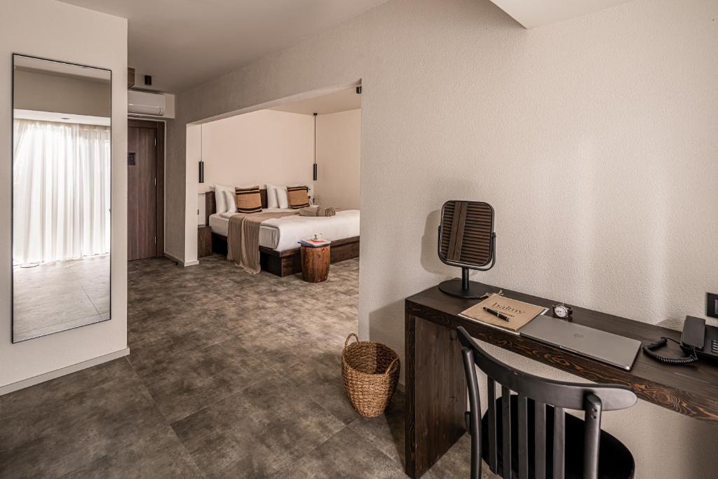 Mūsdienīgs numurs Balmy Beach Resort Kemer ar darba galdu un divām gultām.