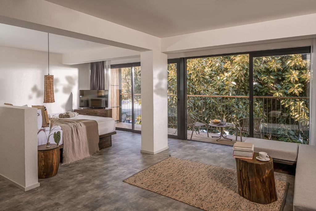 Mūsdienīgs numurs Balmy Beach Resort Kemer ar balkonu un modernu dizainu.