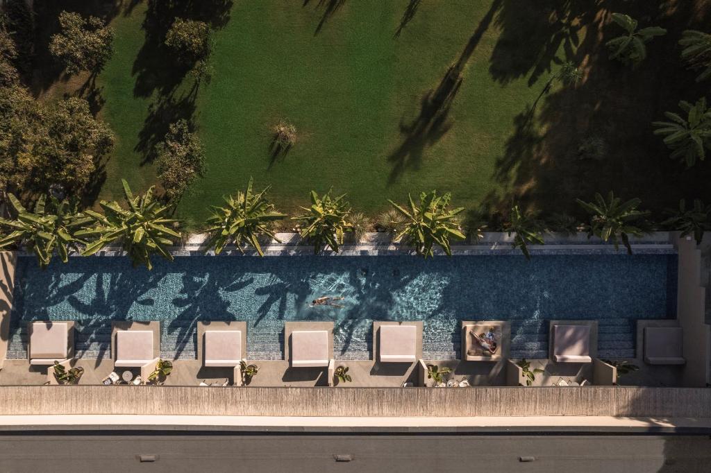 Balmy Beach Resort Kemer baseins ar palmām un atpūtas zonas