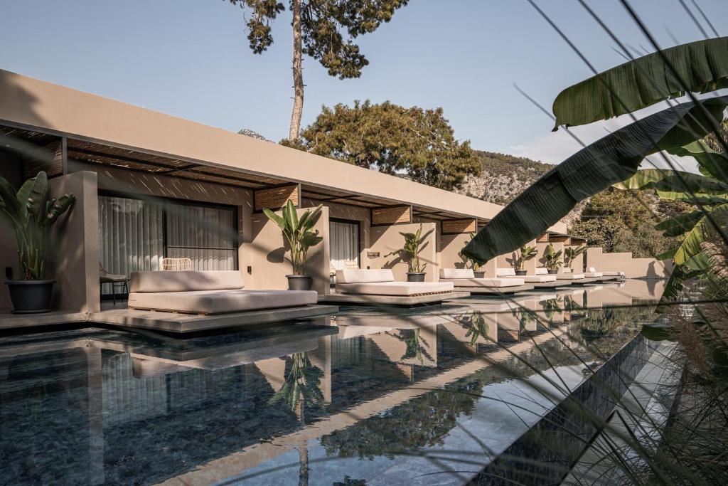 Balmy Beach Resort Kemer numuri pie baseina ar mūsdienīgu dizainu