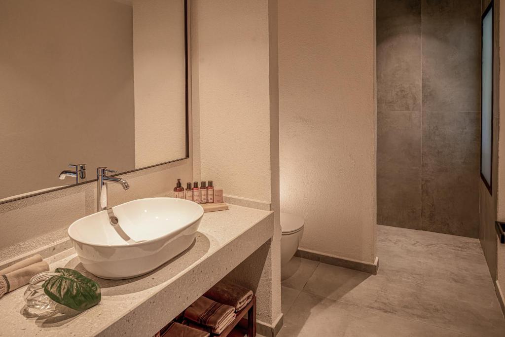 Mūsdienīgs vannas istabas interjers Balmy Beach Resort Kemer.