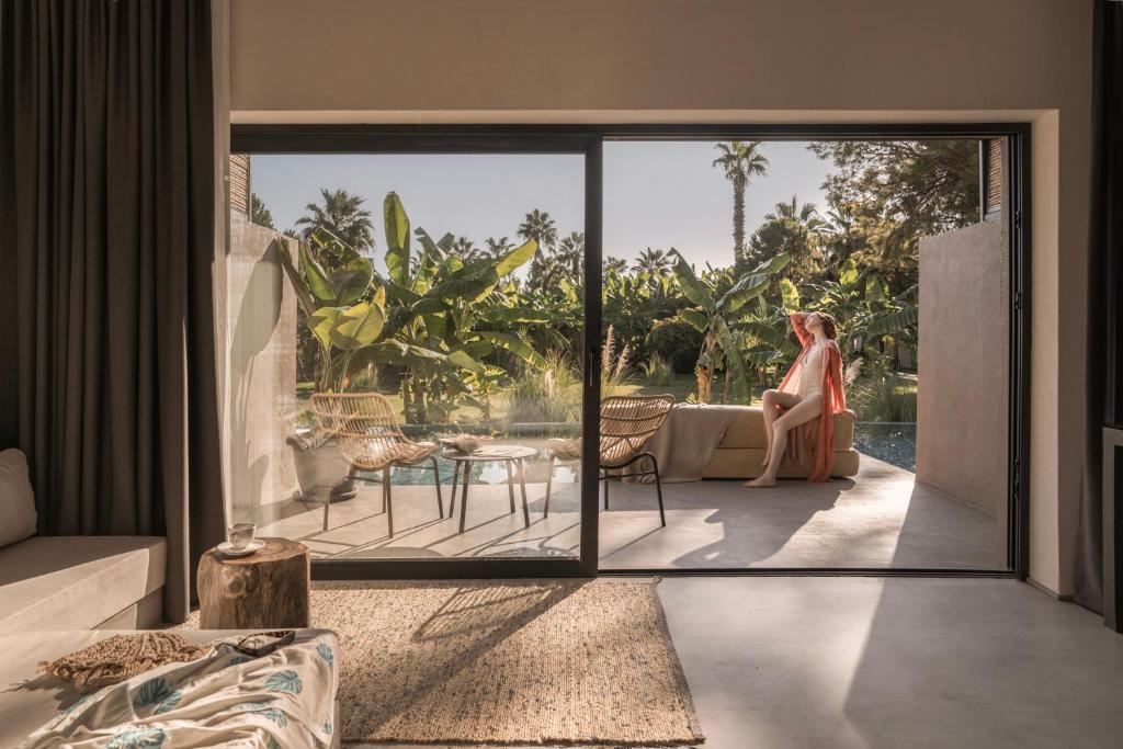 Balmy Beach Resort Kemer numurs ar skatu uz dārzu un baseinu