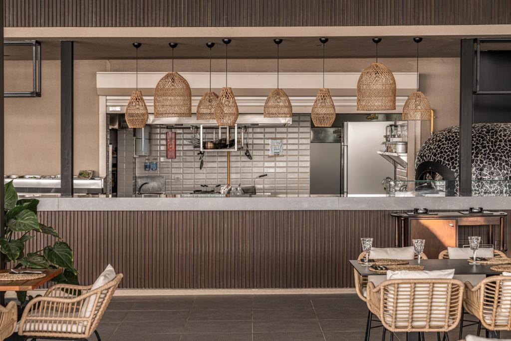 Moderns restorāns Balmy Beach Resort Kemer ar rotangpalmu lampām.