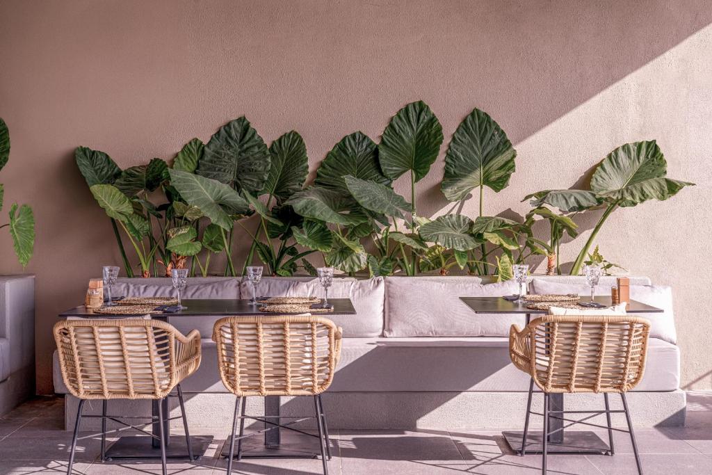 Mūsdienīgs restorāna stūrītis Balmy Beach Resort Kemer ar augstiem zaļajiem augiem