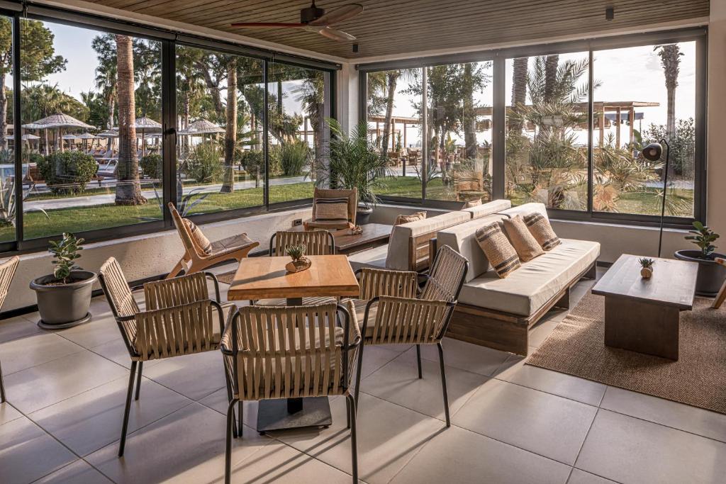 Gaisīga atpūtas zona Balmy Beach Resort Kemer ar skatu uz baseinu.