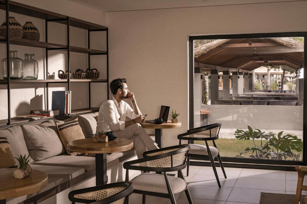 Vīrietis relaksējas viesnīcas Balmy Beach Resort Kemer atpūtas zonā.