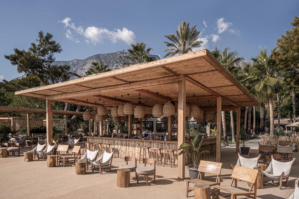 Balmy Beach Resort Kemer piekrastē esošs koka bārs ar mīkstiem krēsliem