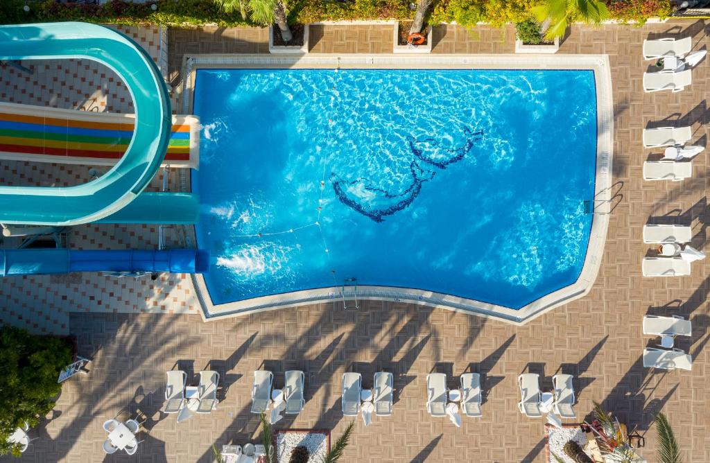 Aydinbey Famous Resort baseins ar ūdens slidkalniņu un sauļošanās krēsliem