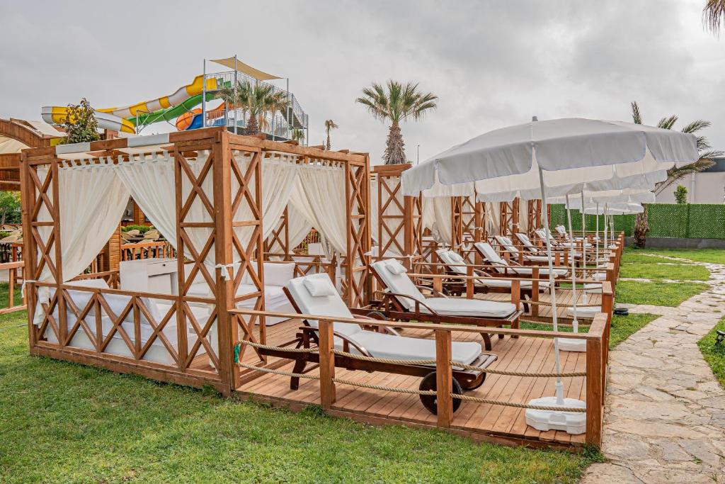 Atpūtas zonas ar saules gultām Aydinbey Famous Resort