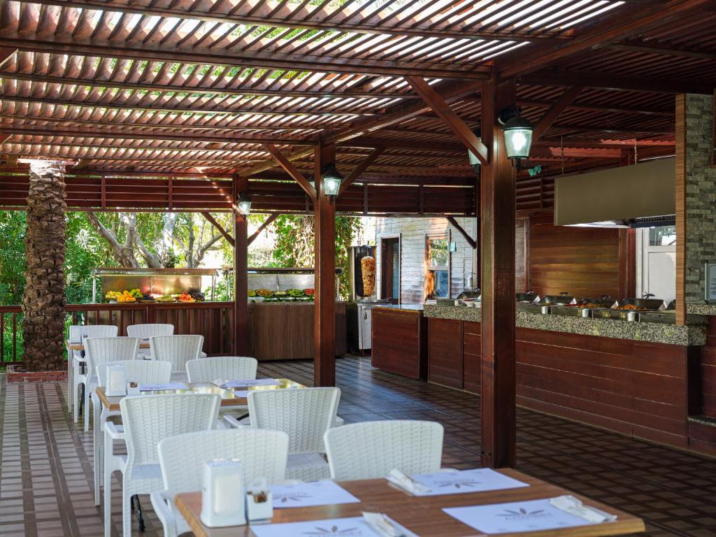 Āra restorāns Aydinbey Famous Resort ar bagātīgu bufeti.