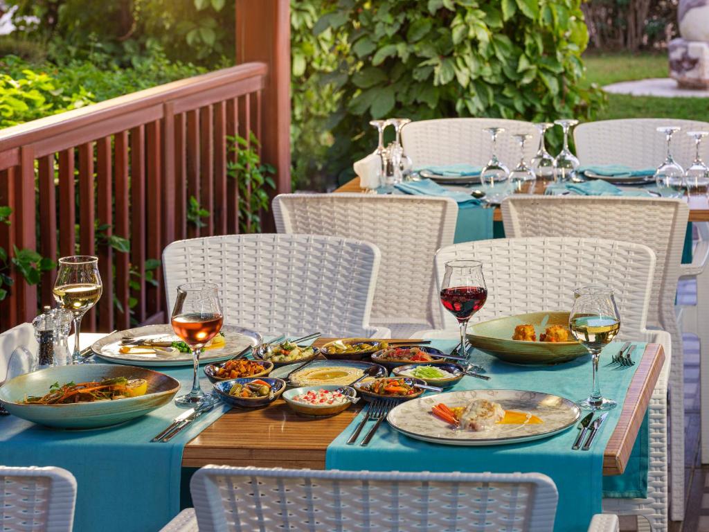 Aydinbey Famous Resort ēdamzāle ar gourmet ēdieniem un dzērieniem